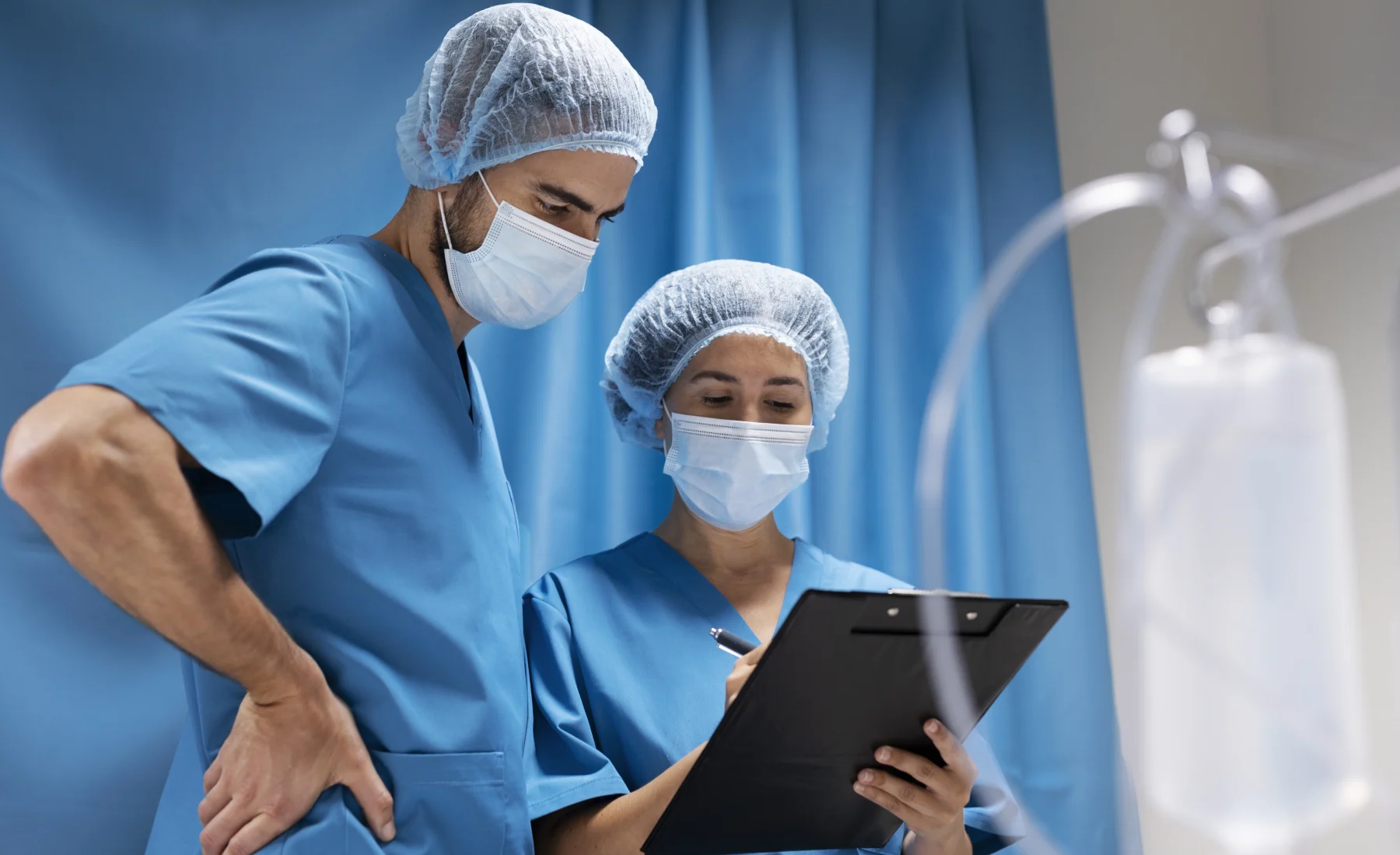 medium-shot-nurses-with-face-masks